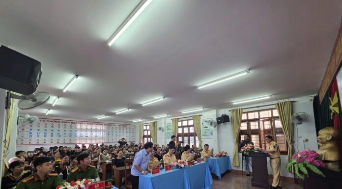 Công an Gia Lai hỗ trợ đưa đón đồng bào dân tộc thiểu số tham gia sát hạch lái xe